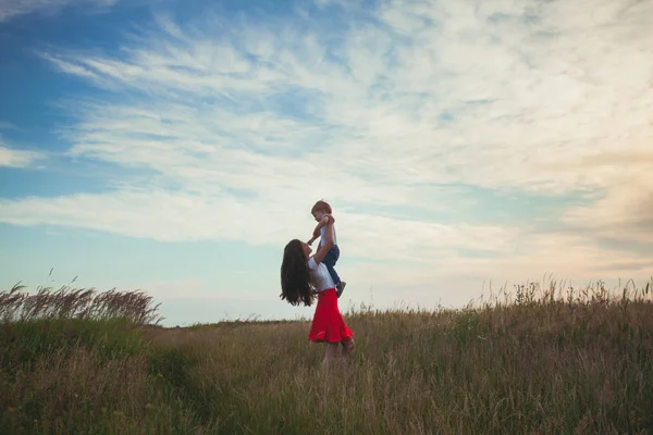 Mamá e hijo en el campo de verano — Foto de Stock