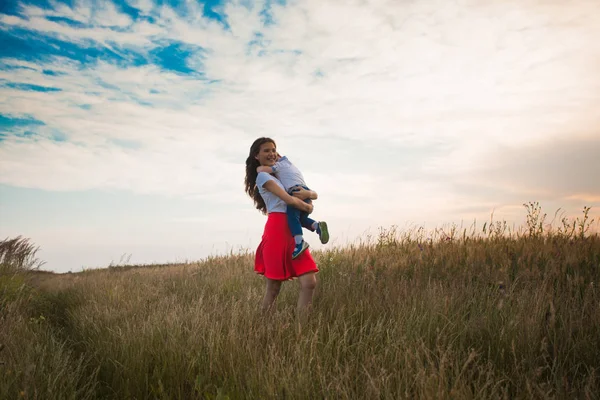 แม่และลูกชายในสนามฤดูร้อน — ภาพถ่ายสต็อก