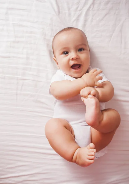 Retrato de un bebé acostado en la cama — Foto de Stock