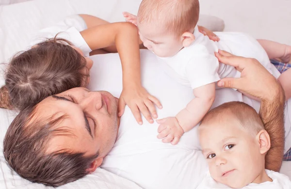 Ritratto di padre con bambini sul letto — Foto Stock