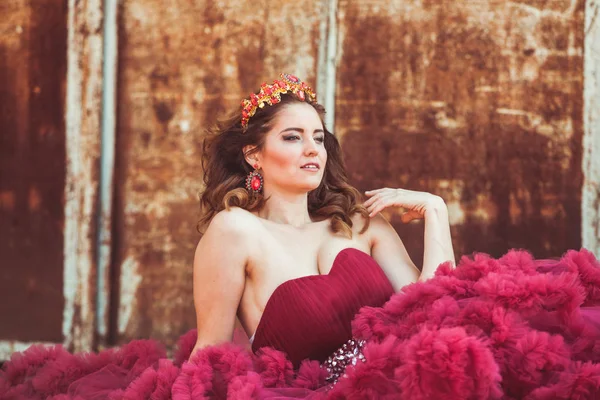 Mujer en vestido rojo nublado, estilo rústico — Foto de Stock