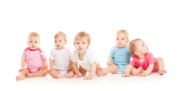 Cinco bebês isolados — Fotografia de Stock