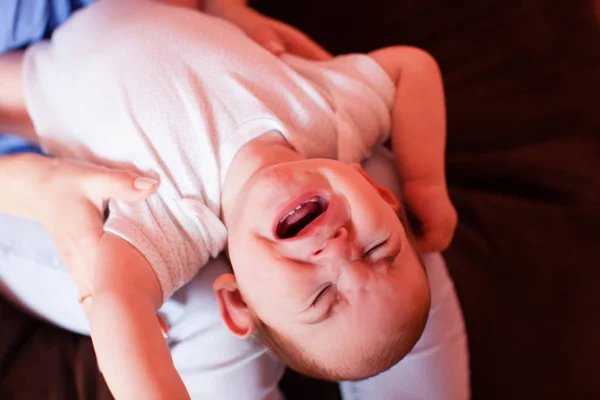 Mãe faz a massagem do bebê — Fotografia de Stock