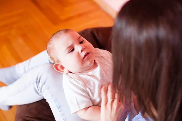 Maman fait le massage du bébé — Photo