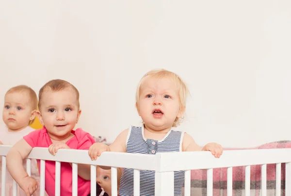 Tre flickor i spjälsängen — Stockfoto