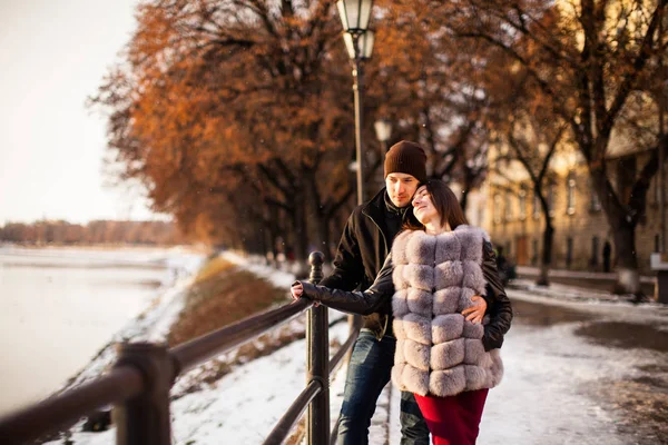 Pareja romántica caminando — Foto de Stock