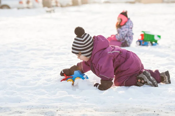 Children play on the snow — Stock Photo, Image