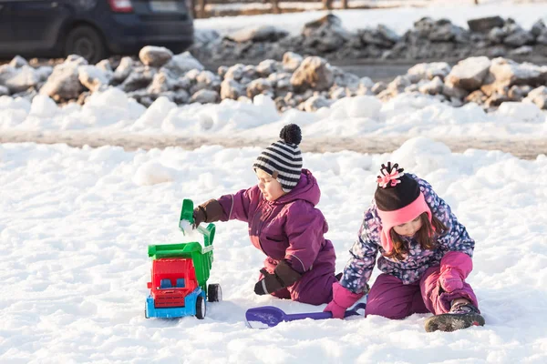 Kinderen spelen in de sneeuw — Stockfoto