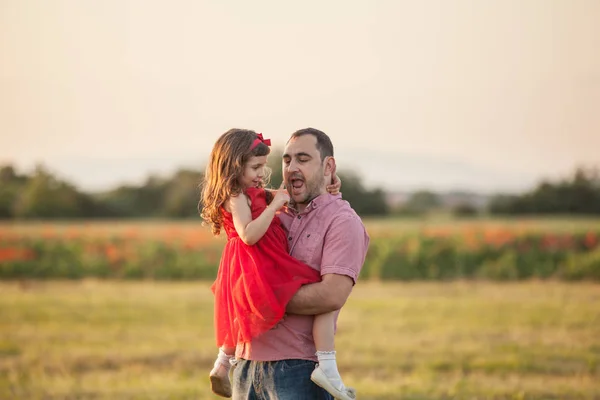 Счастливый отец и его дочь — стоковое фото