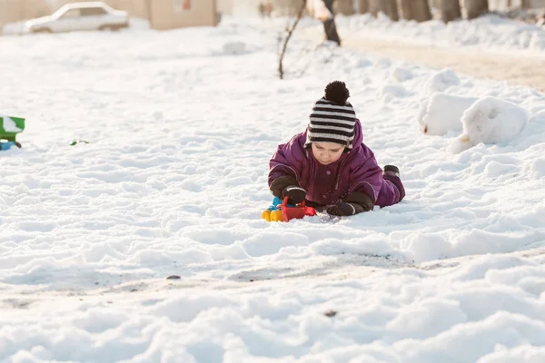 Chico juega en la nieve — Foto de Stock