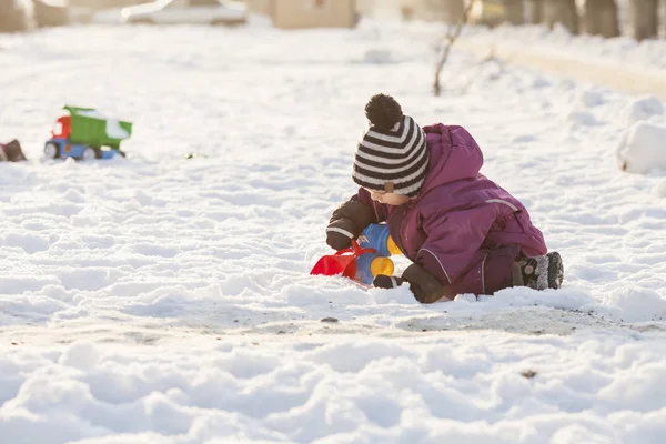 Çocuk kar üzerinde çalış