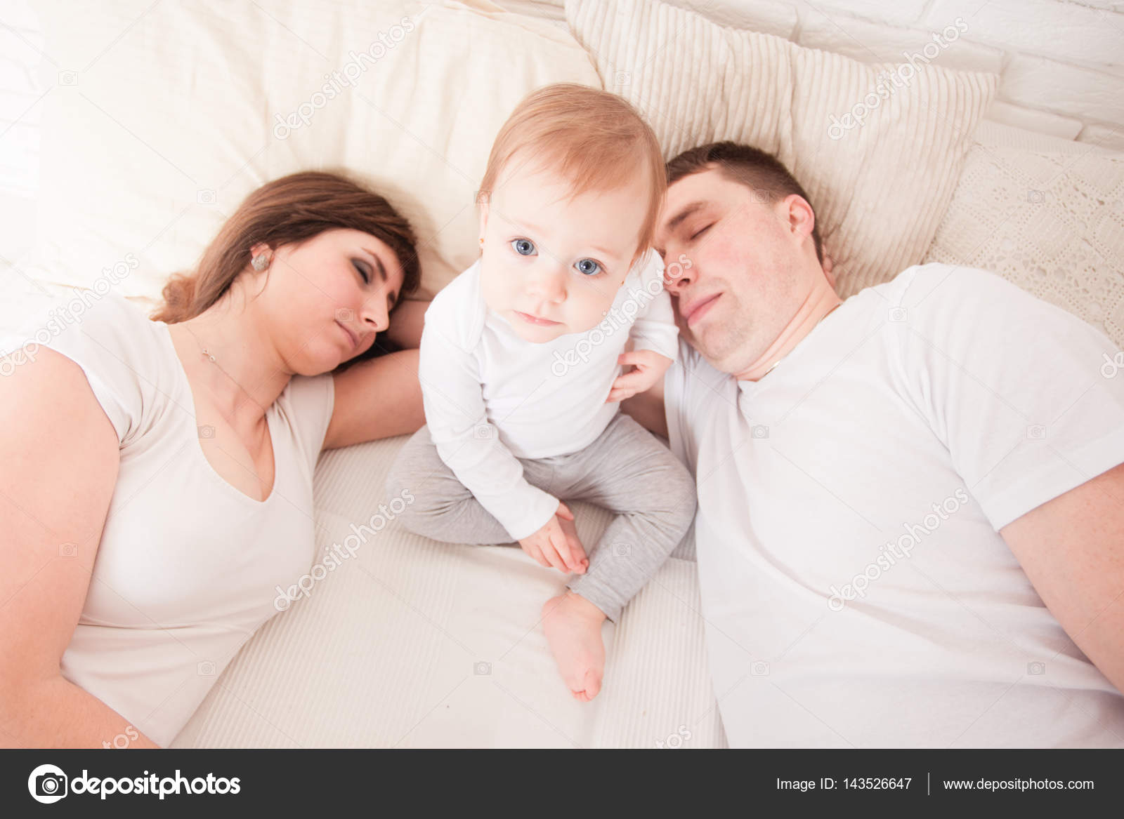 Parents Fatigues Et Somnolents Image Libre De Droit Par Oksixx C Parents Fatigues Et Somnolents Image Libre De Droit Par Oksixx C