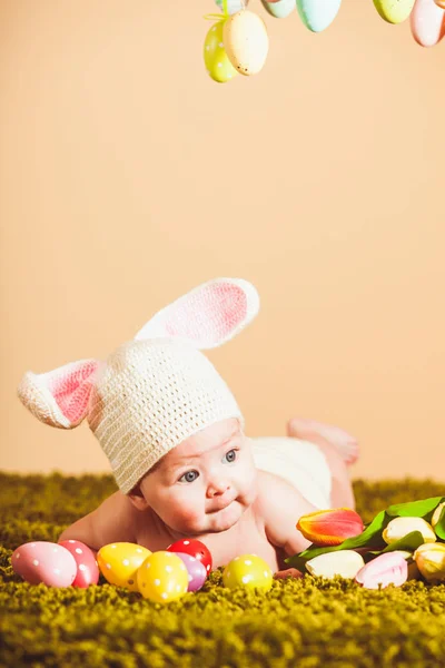 Bambino coniglietto di Pasqua — Foto Stock