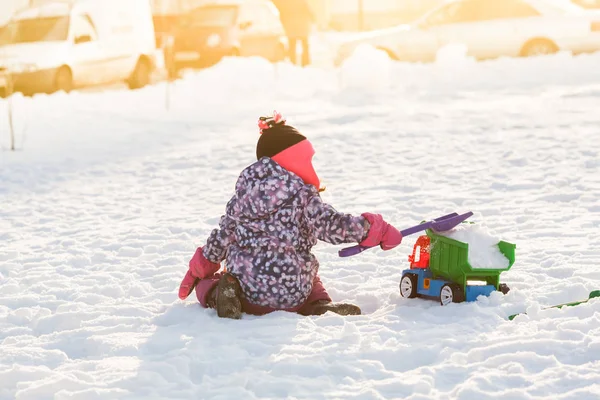 雪の上の子供の遊び — ストック写真