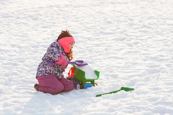 Kid play on the snow — Stock Photo, Image