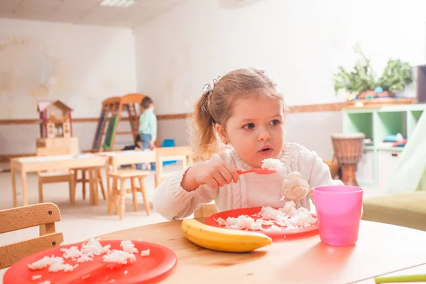 Время обедать в детском саду — стоковое фото