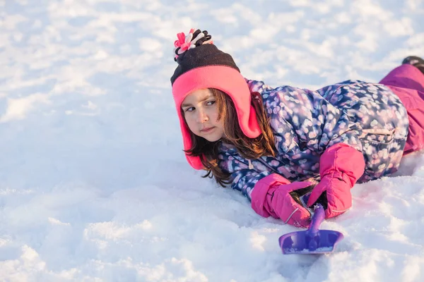 Meisje op de sneeuw — Stockfoto