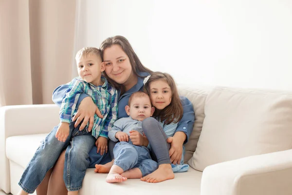 Madre y tres hijos — Foto de Stock