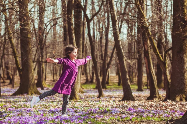 Meisje geïnspireerd door de natuur — Stockfoto