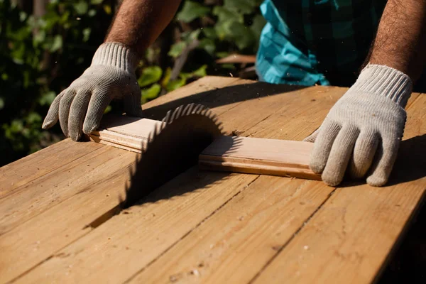 Hard werken op de zagerij — Stockfoto