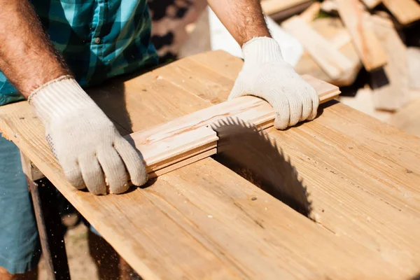 Hard werken op de zagerij — Stockfoto