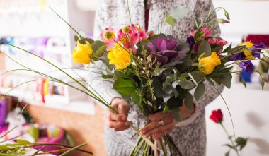 bir buket yapma çiçekçi