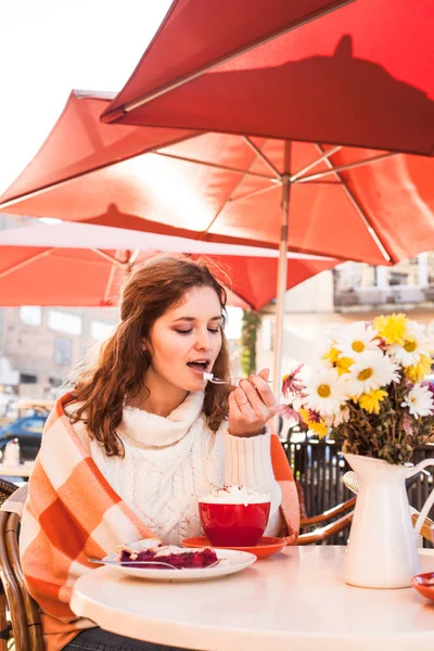 Mujer en la cafetería al aire libre — Foto de Stock