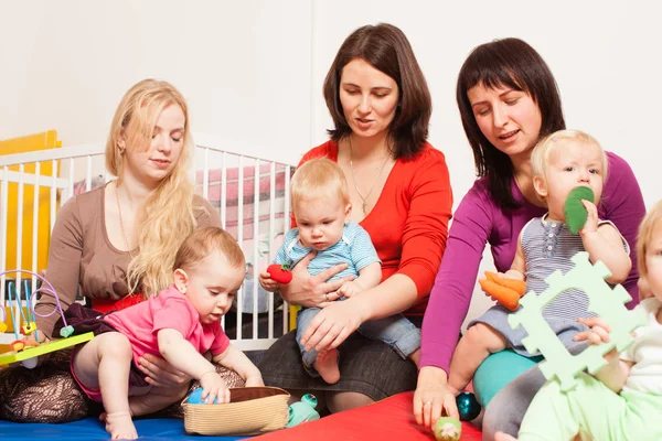 Grupp av mammor med sina barn — Stockfoto