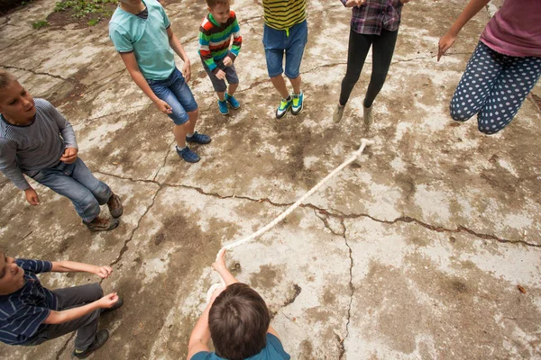 Actieve spelletjes op zomerkamp — Stockfoto