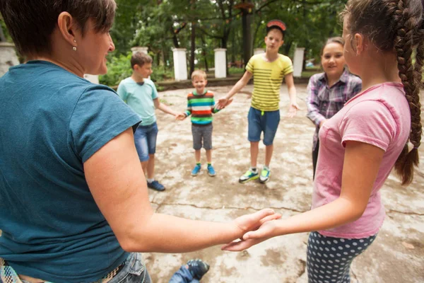 Los niños jugando el juego en el campamento de verano — Foto de Stock