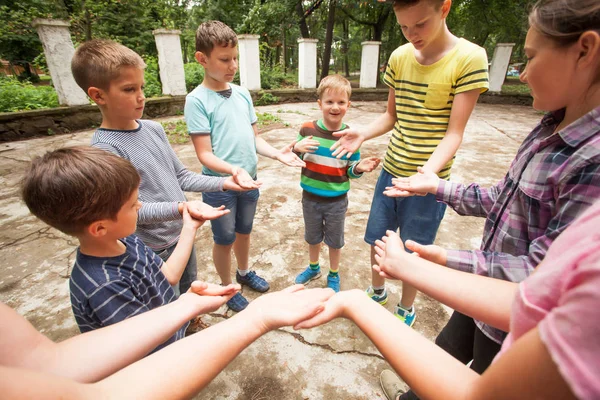 Crianças jogando o jogo no acampamento de verão — Fotografia de Stock