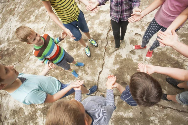 Los niños jugando el juego en el campamento de verano —  Fotos de Stock