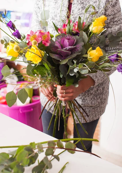 Florist making a bouquet — Stock Photo, Image
