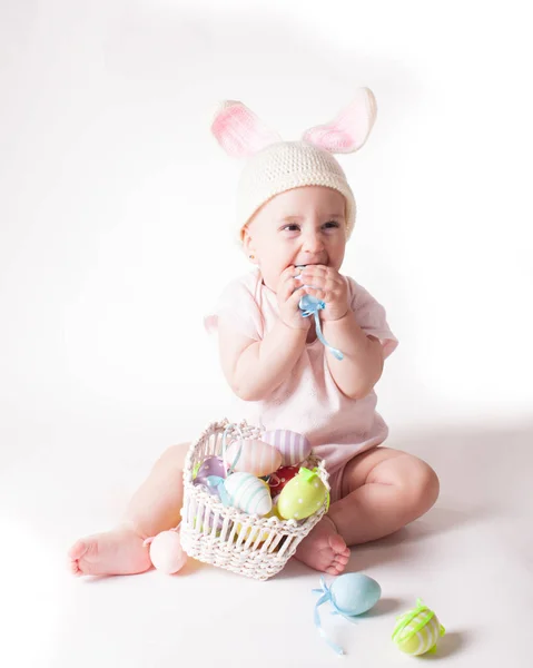 ウサギ帽子の女の赤ちゃん — ストック写真