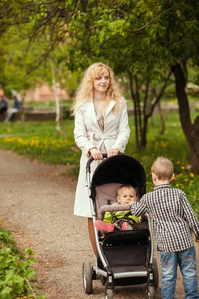 Mother is walking — Stock Photo, Image