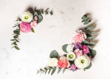 Çiçekli yuvarlak çerçeve