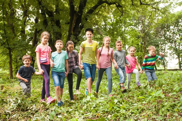 Tiempo de diversión para los niños en el campamento de verano — Foto de Stock