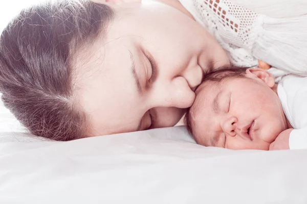 Baby med mamma — Stockfoto