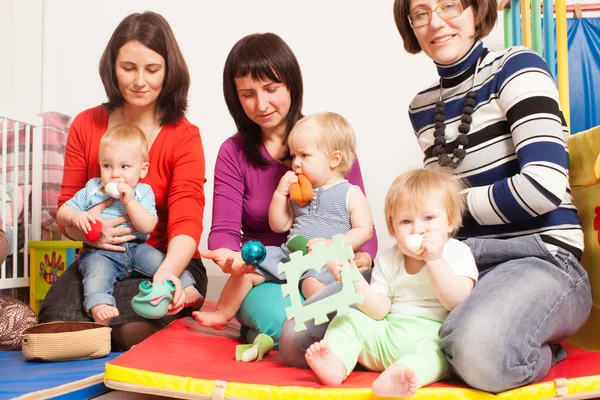 Grupp av mammor med sina barn — Stockfoto