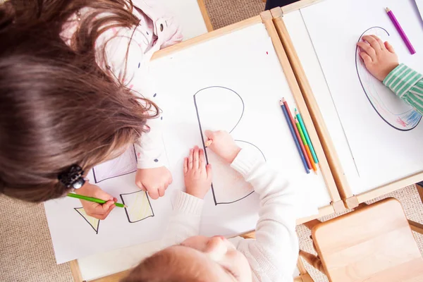 Les enfants apprennent les lettres — Photo