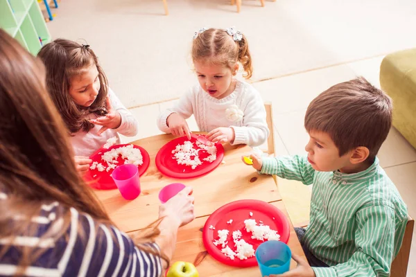 幼稚園で食べる時間 — ストック写真