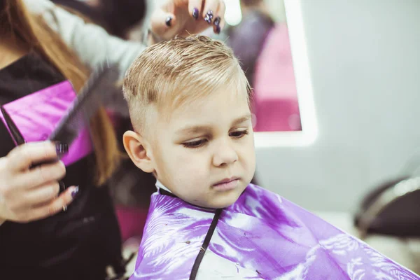 Kleiner Junge macht Frisur beim Friseur — Stockfoto