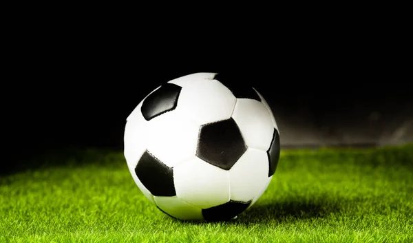 Ballon de football sur l'herbe avant le match — Photo