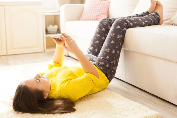 Girl looking at smartphone — Stock Photo, Image