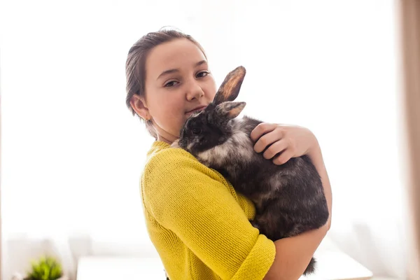 Chica con su mascota favorita — Foto de Stock