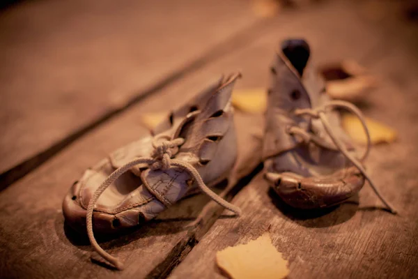 可怜的孩子的旧鞋子 — 图库照片