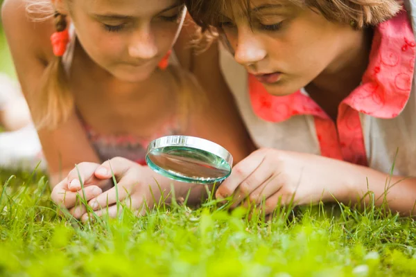 Kid with magnifying glass — Stock Photo, Image