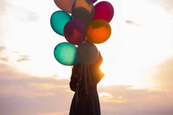 Mädchen mit bunten Luftballons — Stockfoto