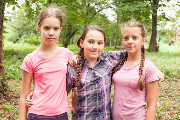 Two sisters hugs — Stock Photo, Image