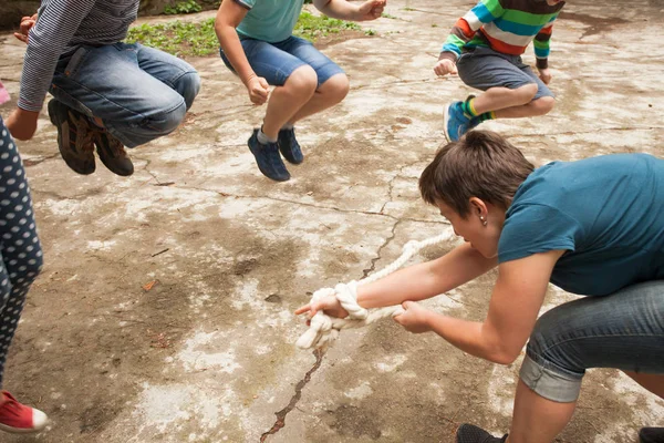 Jogos ativos no acampamento de verão — Fotografia de Stock